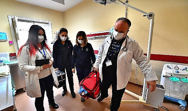 Eşrefpaşa Hastanesi'nin evde bakım ekipleri 18 bin kişiye derman oldu