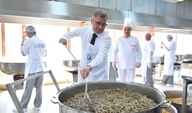 Üsküdar'da Dev Kazanlar Ramazanda İftar İçin Kaynıyor 10 Ayrı Noktada 30 Bin Kişiye Sıcak Yemek Dağıtılıyor