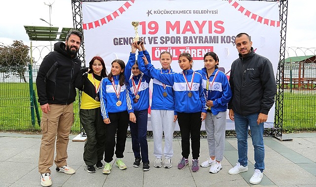 Küçükçekmece Belediyesi ve İlçe Milli Eğitim Müdürlüğü işbirliği ile okullar arası 19 Mayıs Gençlik ve Spor Bayramı kros yarışması düzenlendi